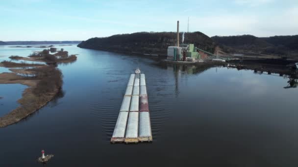 Aproximando Lansing Iowa Rebocador Empurrando Barcaças Para Norte Rio Mississippi — Vídeo de Stock