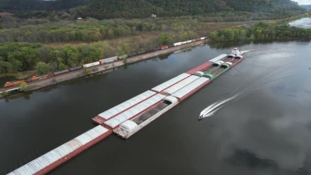 Acercándose Lansing Iowa Remolcador Empujando Barcazas Hacia Norte Río Mississippi — Vídeos de Stock