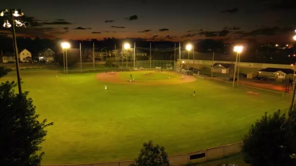 Baseballové Hřiště Svítí Noci Dolly Dolů Záběr — Stock video