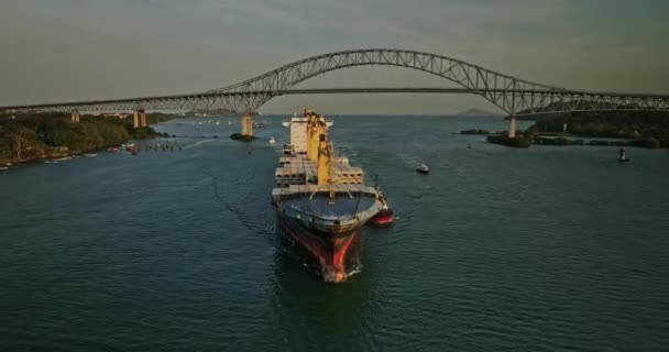 巴拿马城空中V52电影反冲飞越运河捕捉在日落时背景为美洲桥的货轮 与Mavic Cine一起拍摄 2022年3月 — 图库视频影像
