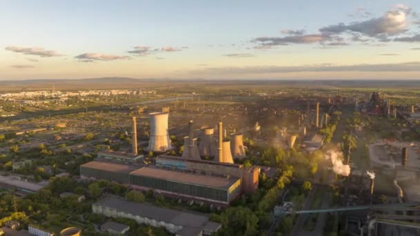 日没時に蒸気を発生させる金属リサイクル工場を中心とした空中過昇の循環 — ストック動画