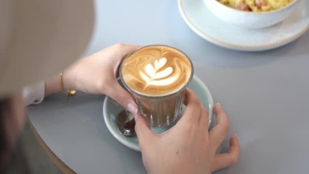 Νεαρή Κυρία Που Κρατά Ένα Φλιτζάνι Καφέ Latte Κινηματογραφική Άποψη — Αρχείο Βίντεο