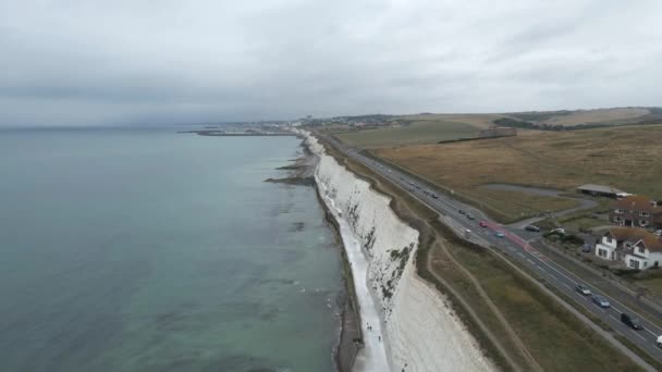 沿着英国海滨陡峭陡峭的白色粉笔悬崖飞行 — 图库视频影像