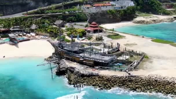 バリ島のメラスティ海岸に係留された古代の船 航空軌道ビュー — ストック動画