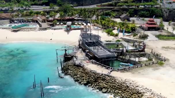 バリ島の海岸線にある豪華なトロピカルリゾートと木製のアンティーク船 — ストック動画