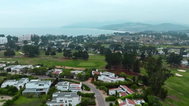 智利中部海岸云天Maitencillo专属房屋的空中轨道 — 图库视频影像