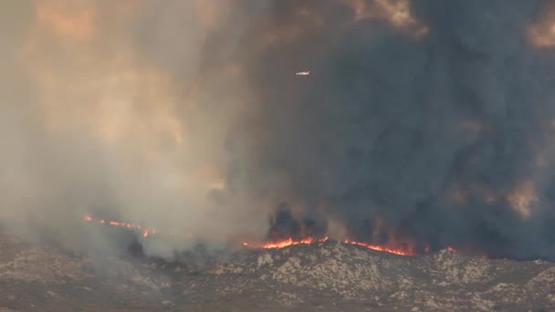 Pesawat Tanker Terbang Melewati Asap Gelap Dari Api Fairview Sepanjang — Stok Video