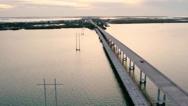 Gün Batımında Florida Keys Deki Köprüden Geçen Arabaların Görüntüsü — Stok video