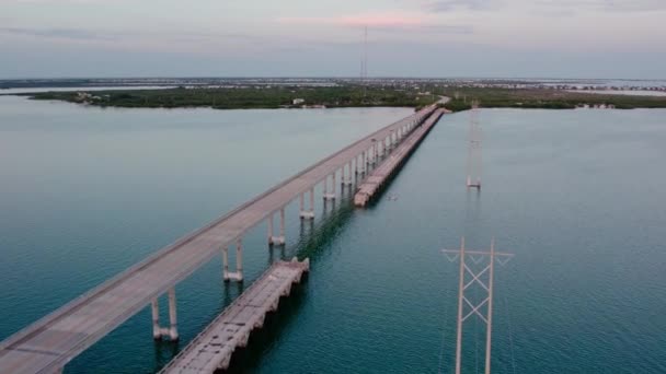 フロリダのサマーランドキーブリッジの空中日没ショットキーウエストへ向かう途中のフロリダキーのいくつかを接続します — ストック動画