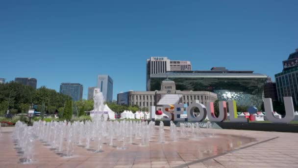 Seoul ソウル市ブランドロゴ 青空に対する市役所広場の象徴的な彫刻 コピースペース確立ショット — ストック動画