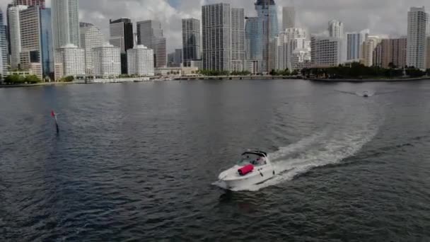 Утренний Вид Воздуха Моторную Лодку Плывущую Вдоль Побережья Майами Скайлайн — стоковое видео