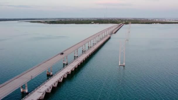 フロリダのサマーランド橋の空中ショットカラフルな空と夕暮れ時 — ストック動画
