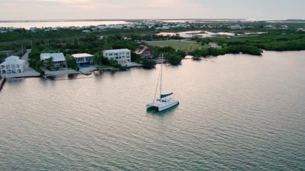 Aerial Segelbåt Ankrad Utanför Kusten Vid Solnedgången Florida Keys — Stockvideo