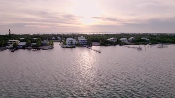 Vista Aérea Atardecer Bienes Raíces Costeros Florida Keys Florida Tiro — Vídeos de Stock