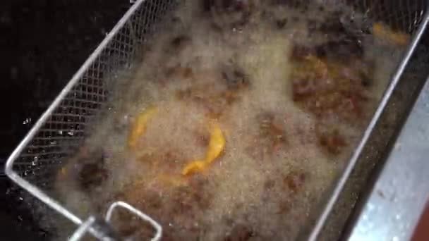 Frites Croquantes Croustillantes Dorées Dans Panier Tamis Cuisson Cours Friture — Video