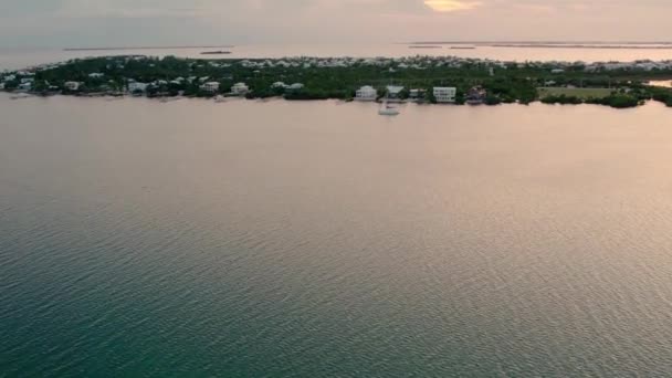 Avvicinamento Drone Alla Florida Keys Coast Durante Tramonto — Video Stock