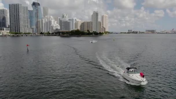 Вид Воздуха Моторную Лодку Проезжая Вдоль Побережья Майами Скайлайн — стоковое видео