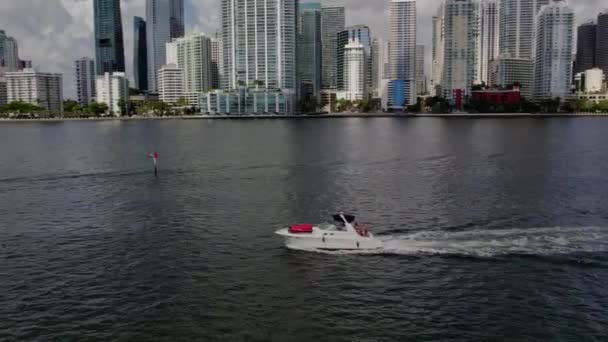 Roterend Zicht Vanuit Lucht Motorboot Die Voor Kust Van Miami — Stockvideo