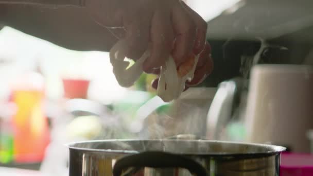スローモーションキッチンで鍋にエビとカラマリをドロップ — ストック動画