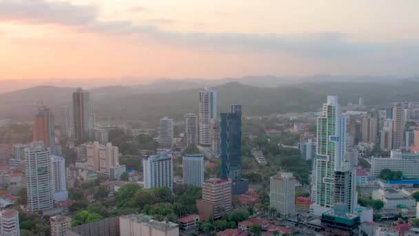 Αεροφωτογραφία Του Panama City Skyline Και Των Βουνών Κατά Διάρκεια — Αρχείο Βίντεο