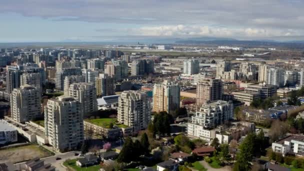 Monikerroksinen Rakennukset Downtown Richmond Aurinkoinen Kesäpäivä Metro Vancouver Kanada Antenni — kuvapankkivideo