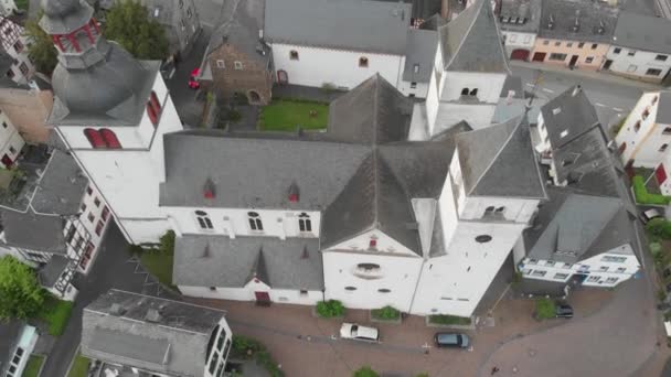 Überfliegen Einer Kirche Mit Grauen Schieferdächern Darunter Gemütliches Dorf Mit — Stockvideo