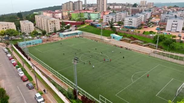 Dolly Vista Aérea Campo Fútbol Con Dos Equipos Jugando Partido — Vídeos de Stock