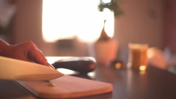 Mujer Rebanando Calabacín Sobre Tabla Madera Cocina — Vídeos de Stock