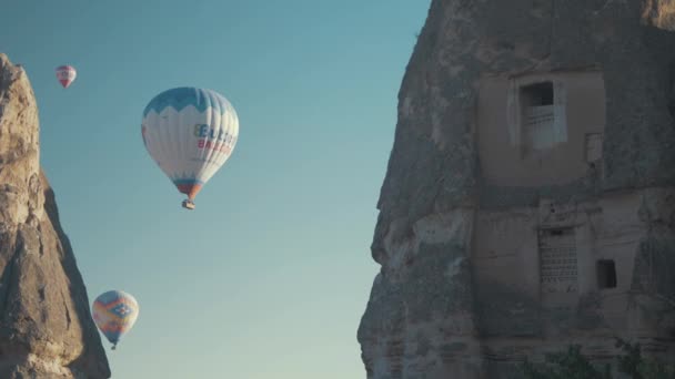 Warme Lucht Ballonnen Vliegen Door Grotwoningen Met Assyrische Schrift — Stockvideo