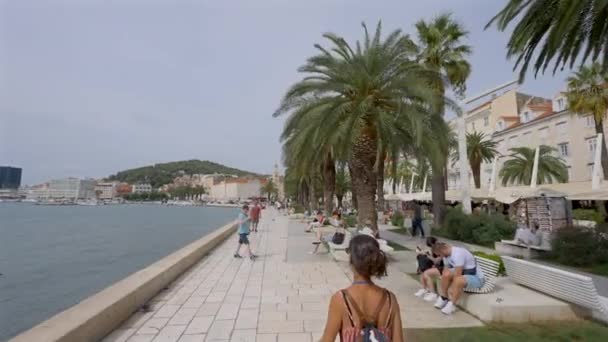 Passeggiata Femminile Lungo Bordo Delle Acque Spalato Croazia — Video Stock