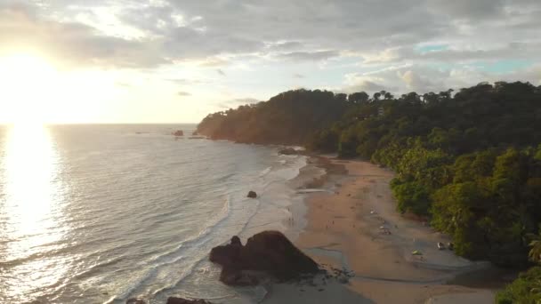 Αεροφωτογραφία Της Παραλίας Espadilla Στο Ηλιοβασίλεμα Κοντά Στο Manuel Antonio — Αρχείο Βίντεο