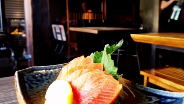 Άγρια Sockeye Σολομό Sashimi Μεγάλα Κομμάτια Ένα Πέτρινο Πιάτο Που — Αρχείο Βίντεο