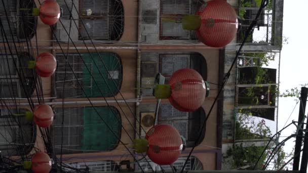 Вертикальное Видео Красные Фонари Продуваются Ветром Украшают Небольшой Квартал Китайском — стоковое видео
