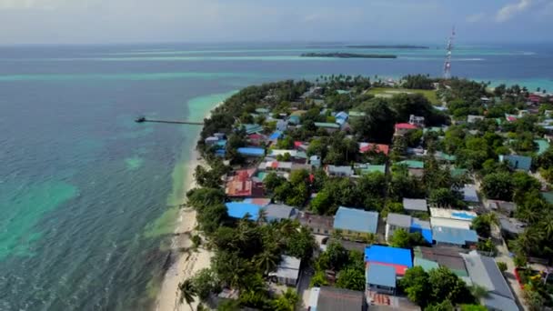 Voando Sobre Vários Edifícios Humildes Uma Ilha Local Nas Maldivas — Vídeo de Stock