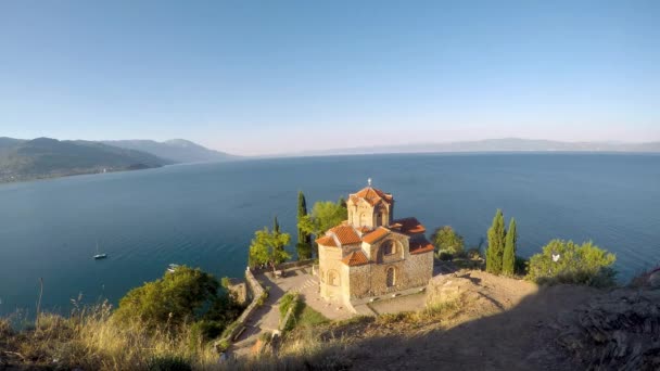 Timelapse Kościoła Szczycie Wzgórza Nad Jeziorem Ochryda Północnej Macedonii — Wideo stockowe