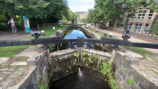 オールド キャナル ロック Old Canal Lock イギリス イングランドのウェスト ヨークシャーにある運河 人と犬の散歩 — ストック動画