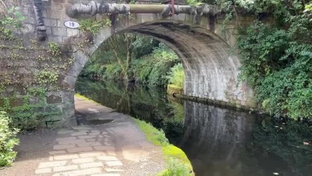 Παλιά Πέτρινη Γέφυρα Πάνω Από Ένα Αγγλικό Κανάλι Που Δείχνει — Αρχείο Βίντεο
