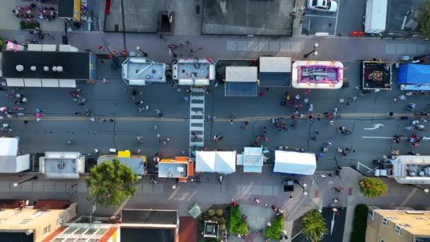 Arriba Hacia Abajo Aérea Personas Disfrutando Feria Ciudad Calle Juegos — Vídeos de Stock