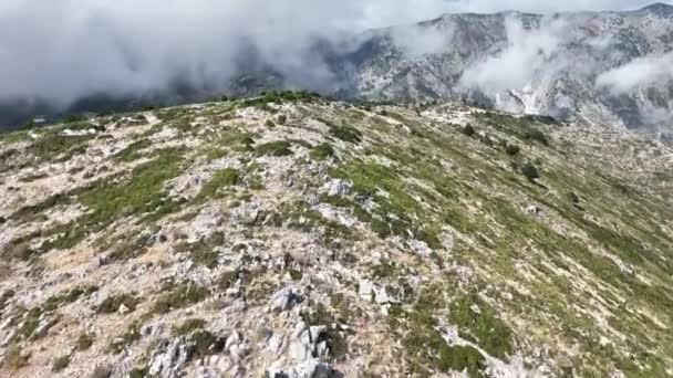Volando Entre Las Nubes Las Montañas Albanesas — Vídeo de stock