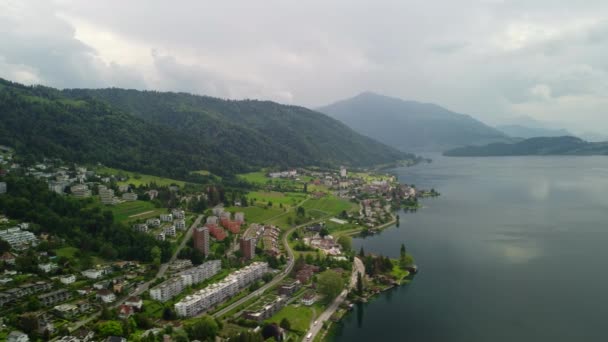 在瑞士祖格湖上空飞行 背景是高山 — 图库视频影像