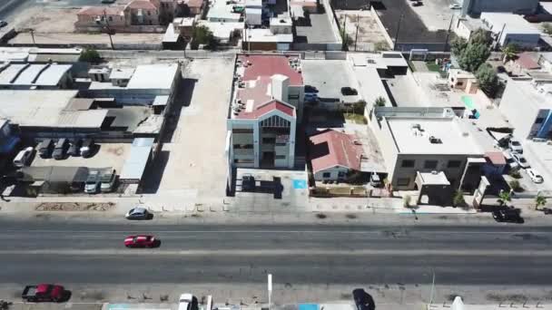 Vista Drone Voando Sobre Rua Mostrando Casas — Vídeo de Stock