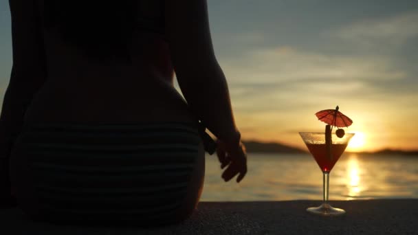 Silhouette Lady Holds Glass Tropical Drink Beautiful Sunset Slow — Stock Video