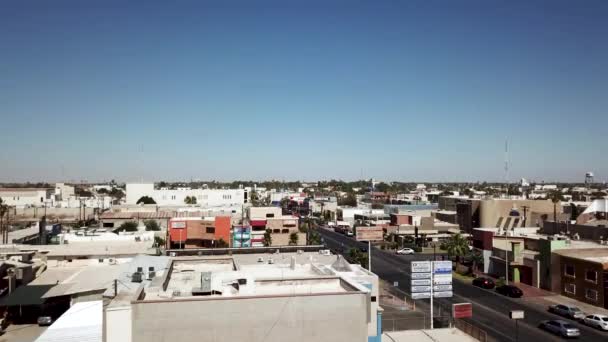 Vista Drone Descendo Muito Lentamente Mostrando Alguns Edifícios — Vídeo de Stock