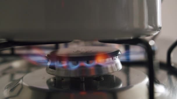 Estufa Gas Natural Llamas Azules Bajo Olla Acero Inoxidable Cerca — Vídeos de Stock