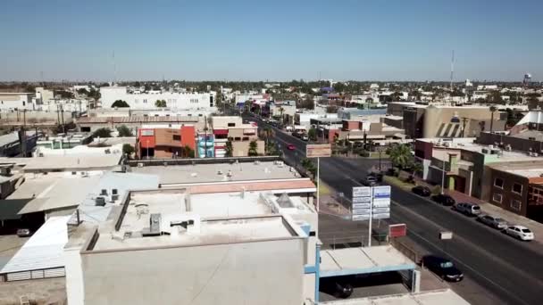 Vista Drone Voando Volta Mostrando Alguns Edifícios — Vídeo de Stock