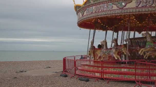 People Enjoy Riding Old Fashioned Horse Carousel Brighton Beach — Stock Video