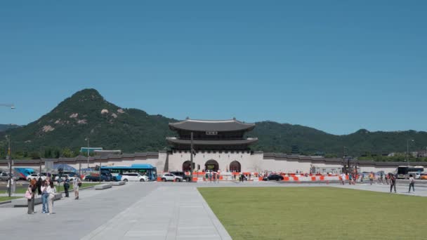 Gwanghwamun Brána Gwanghwamun Plaza Dopravou Lidmi Letní Den Stanovení Výstřel — Stock video
