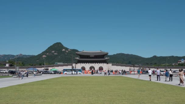 Πύλη Gwanghwamun Είσοδος Στο Παλάτι Gyeongbokgung Ευρεία Άποψη Πλήθη Ανθρώπων — Αρχείο Βίντεο