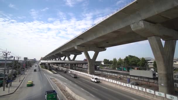 Oavslutade Sky Train Railway Structure Ovanför Busy Road Thailand — Stockvideo