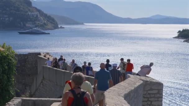 Tourists Walking Top Old Town Walls Dubrovnik Croatia — Stock Video